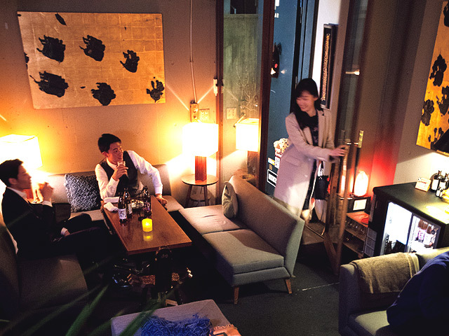 艶やかな金曜夜に「ソファのあるバー」はハズせない！大人の男女が行く