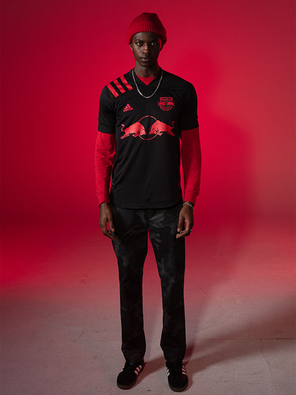 NYレッドブルズ、鮮烈すぎる新ユニフォームを発表！人気プロゲーマーも