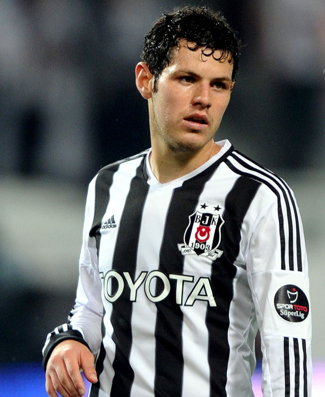 香川真司選手　トルコ・ベシクタシュ移籍記念限定公式T シャツ 香川のベシクタシュ、6つのカッコいい「白と黒のユニフォーム」（Qoly）