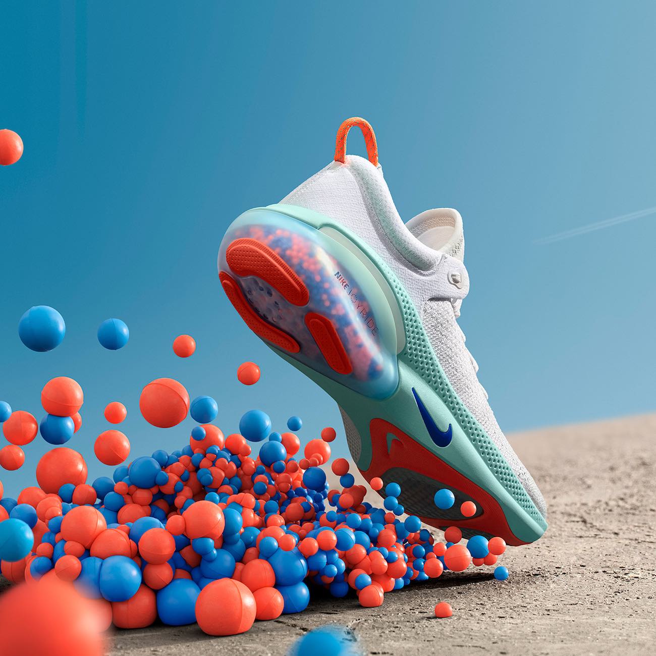 厚底ブーム起こすNIKE、新型ランニングシューズはビーズ約1万個搭載の 