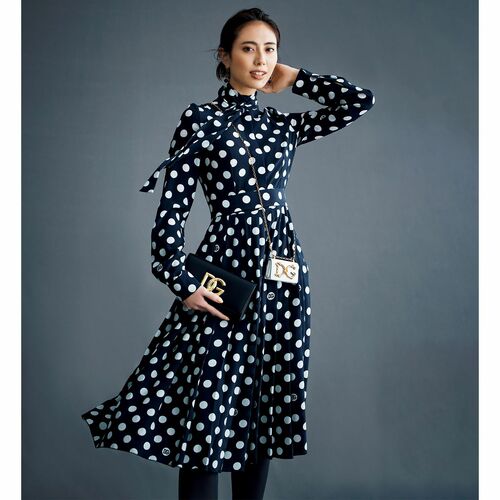 ドルチェ＆ガッバーナ ドット柄　ワンピース ドルチェ＆ガッバーナ」のドット柄ワンピースで、冬のモノトーン