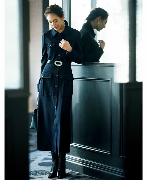 切れ味いい「マックスマーラ」のシャツワンピースで、ハンサムな女性