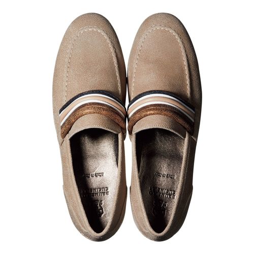 ブルネロ クチネリのローファー靴は、グレージュの絶妙な色味が