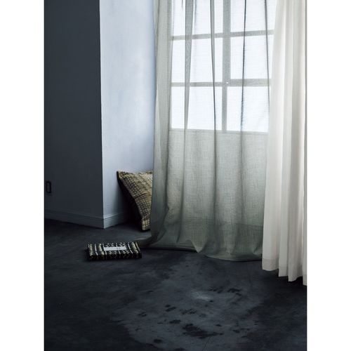 オーガンジーとタフタの「カーテンの重ね使い」をすると、リビングが