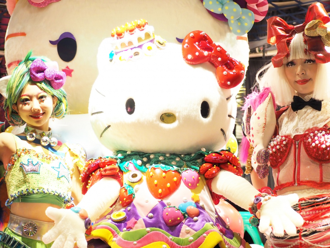 ハローキティ」と虹色メニューで原宿カワイイ夏休みを！／7月16日（火