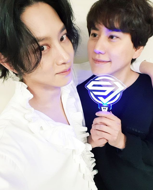 SUPER JUNIORヒチョル、仲睦まじいツーショットで“末っ子”キュヒョンの