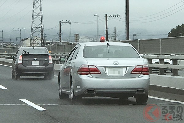 覆面パトカーって見分けられる？バックミラーが2つあるクルマは要注意！（くるまのニュース）