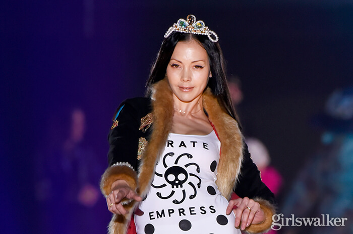 土屋アンナが「ONE PIECE」ハンコックに！完璧な“見下しすぎのポーズ