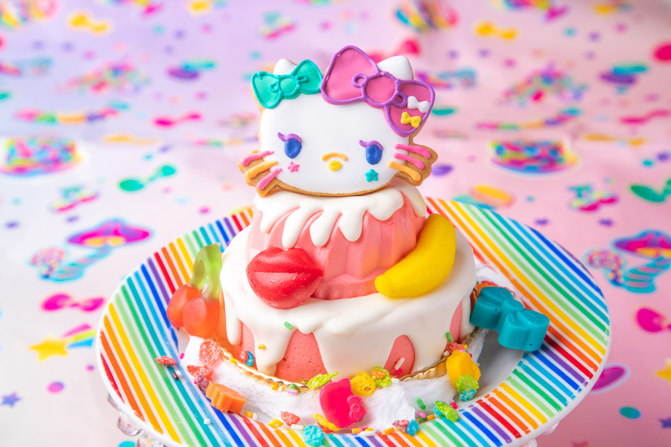 原宿系キティが登場！「カワイイモンスターカフェ」とハローキティ夢の