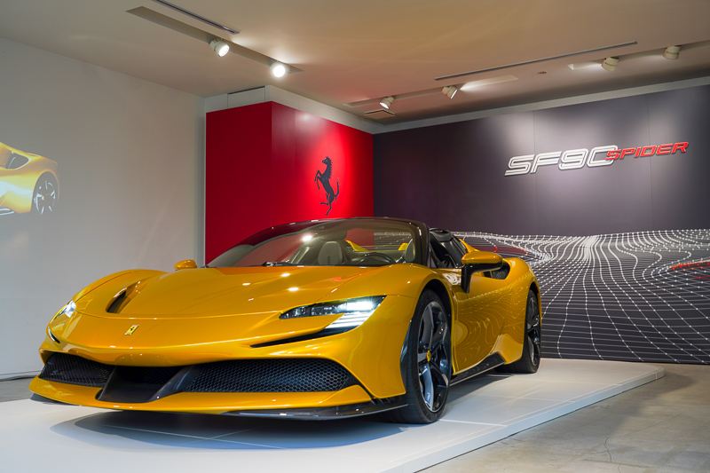 フェラーリ初電動車「SF90スパイダー」日本上陸！乗った人の話も聞けた