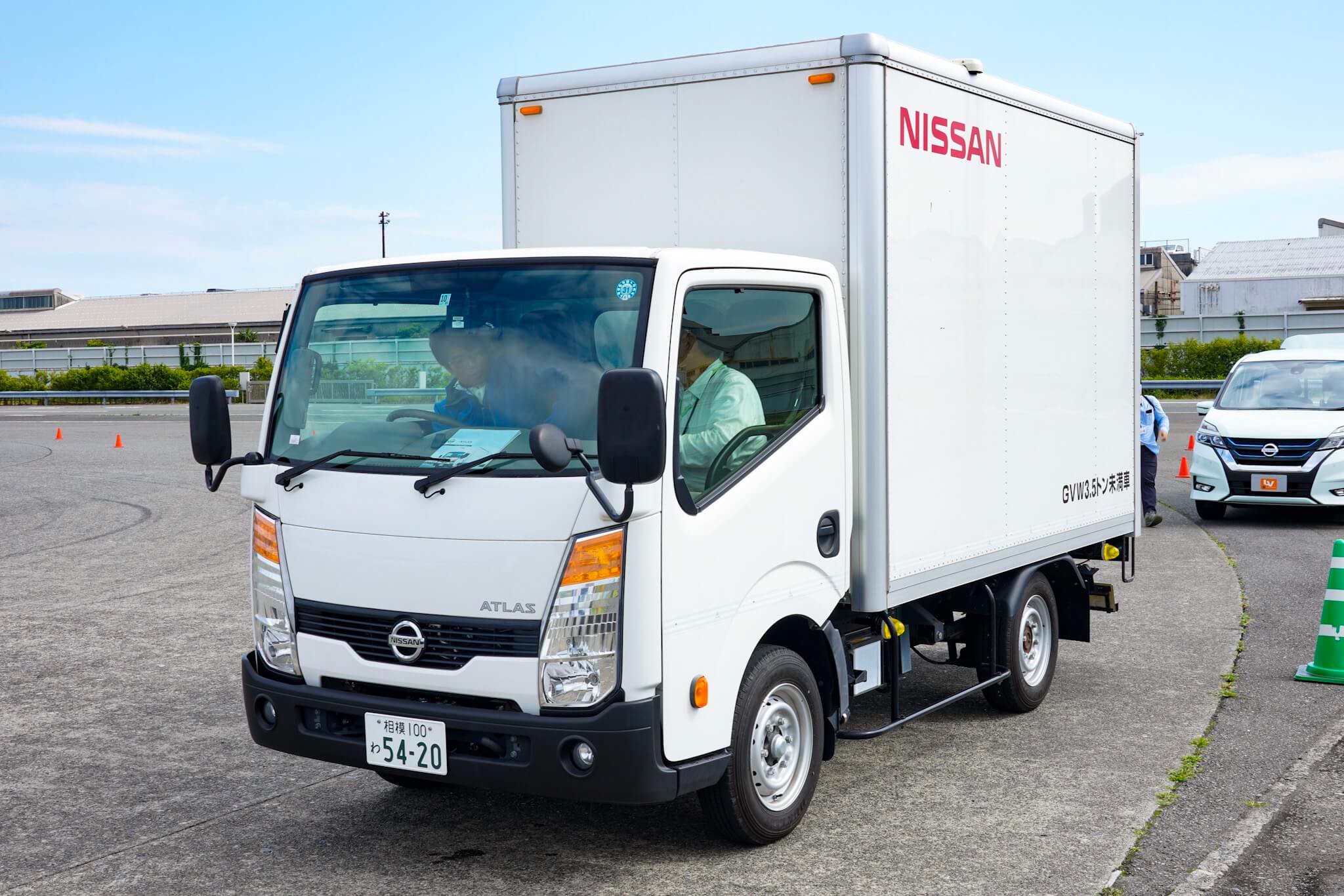 お礼や感謝伝えるプチギフト 日産アトラス パネルバン 試乗「普通免許で運転できるトラック ミニカー