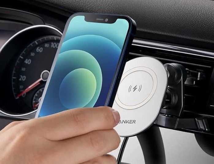控えめに言ってクッソ便利。Anker初、iPhone12用のケーブルレス充電