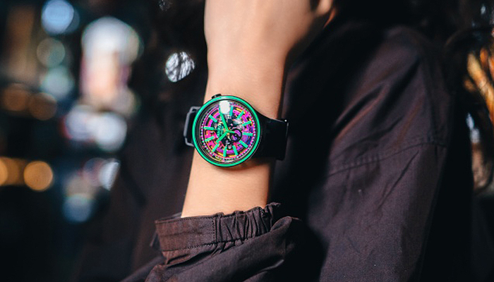 1度見たら忘れられない】眠らない街をイメージした、Swatch