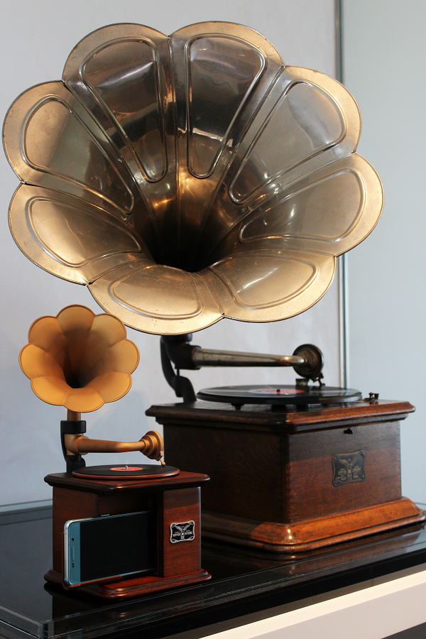 モチーフは明治時代の国産蓄音器初号機！インテリアとしてもGoodな日本