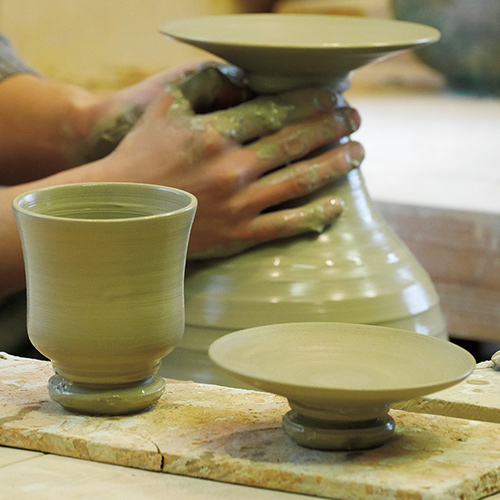 細川忠興がルーツの伝統工芸品・上野焼の緑青流し、水色、藤色 細川忠興がルーツの伝統工芸品・上野焼の緑青流し、水色、藤色