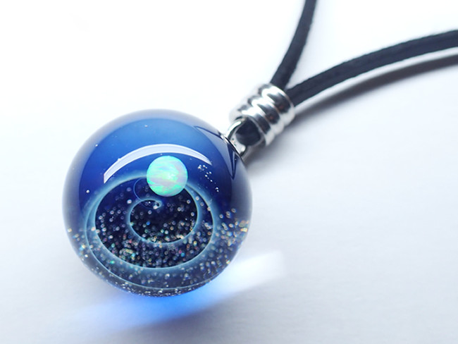 見る角度によって変わる表情が神秘的！ガラスの中に宇宙を詰め込んだ