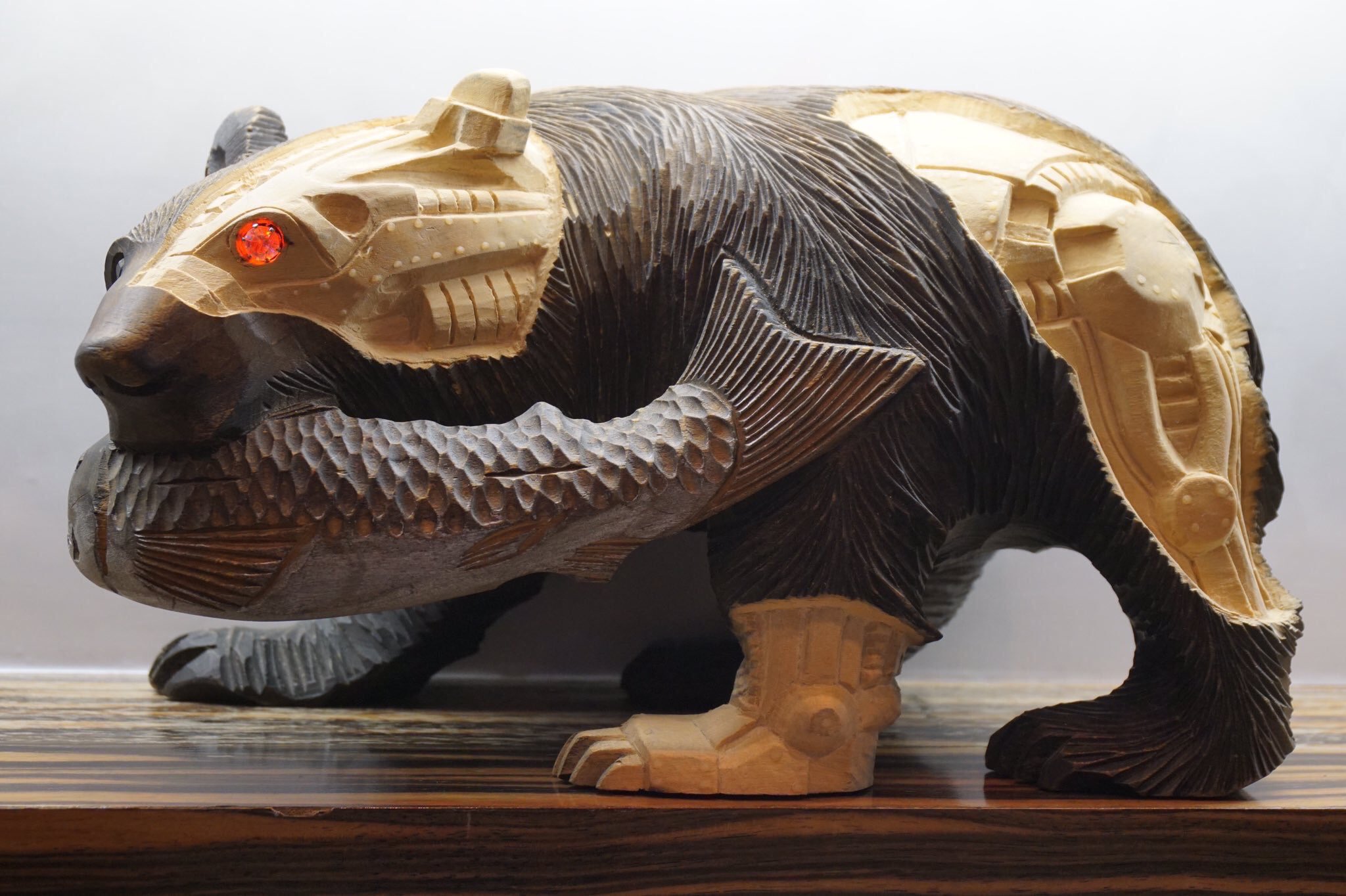 斬新すぎる⁉︎アート作品として生まれ変わった「木彫りの熊」と