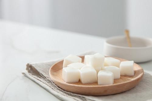 ナタデココとは？カロリーや糖質、栄養成分もまとめて紹介！（オリーブオイルをひとまわしニュース）