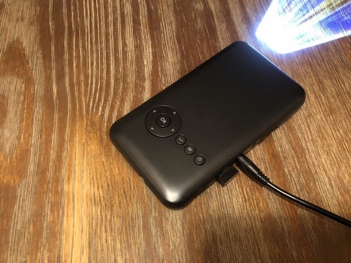 モバイルプロジェクター「KABĒNI（カベーニ）」の画質は？ 1年使って