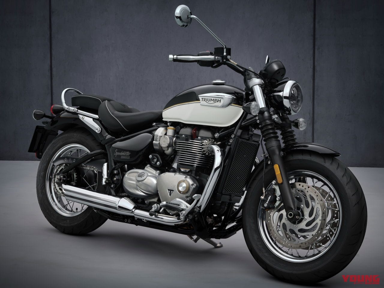 TRIUMPH トライアンフ　ブラックシート ホワイトライン付き TRIUMPH トライアンフ ブラックシート ホワイトライン付き