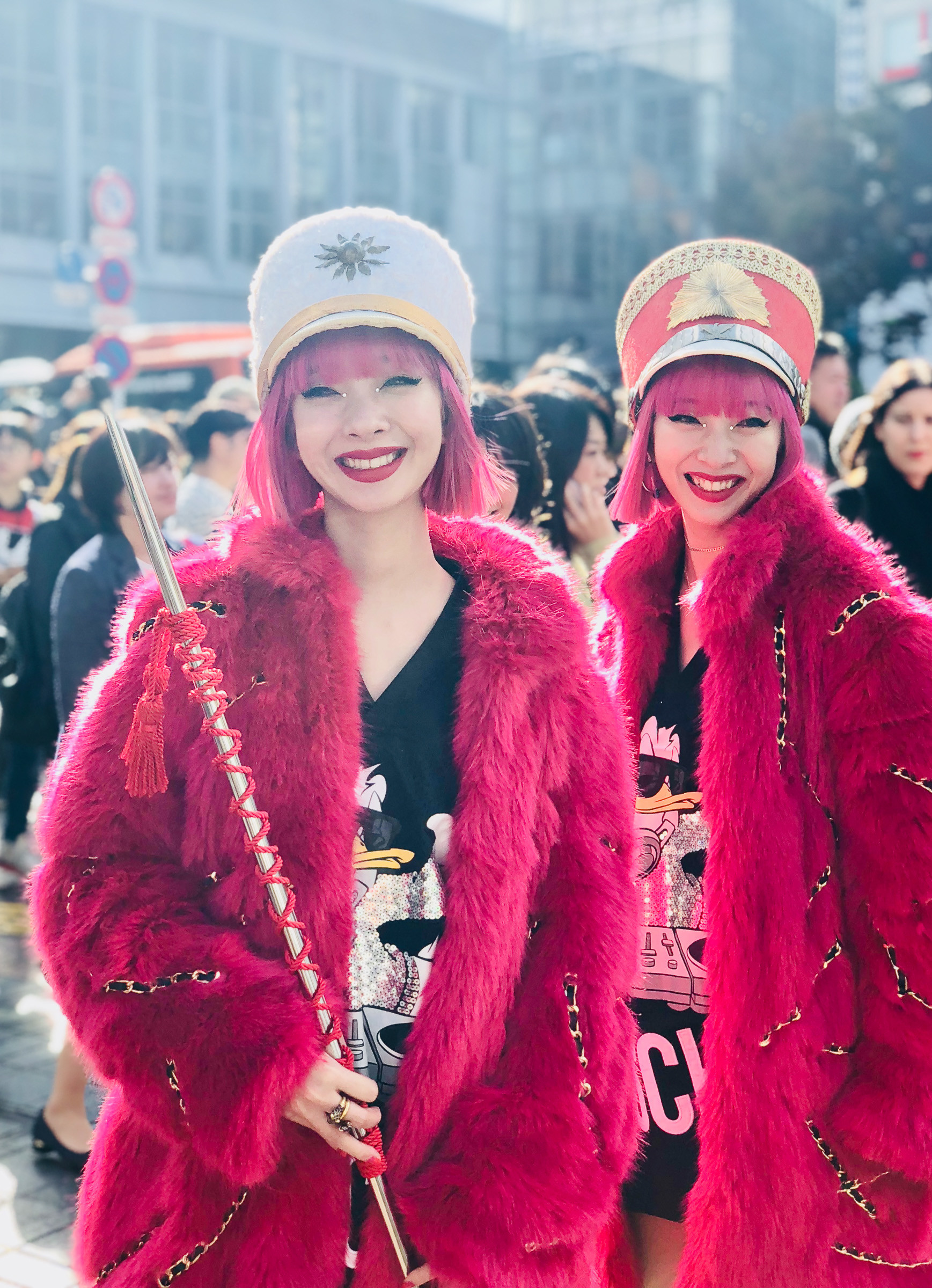 MOSCHINO [tv] H&M」コラボ着用したAMIAYAらが都内でゲリラパレードを