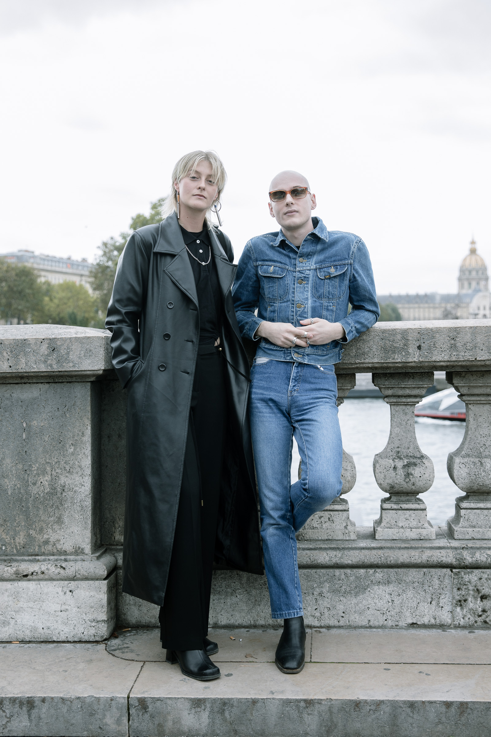 映画「マトリックス」のネオが続出！？ブラックロングコート