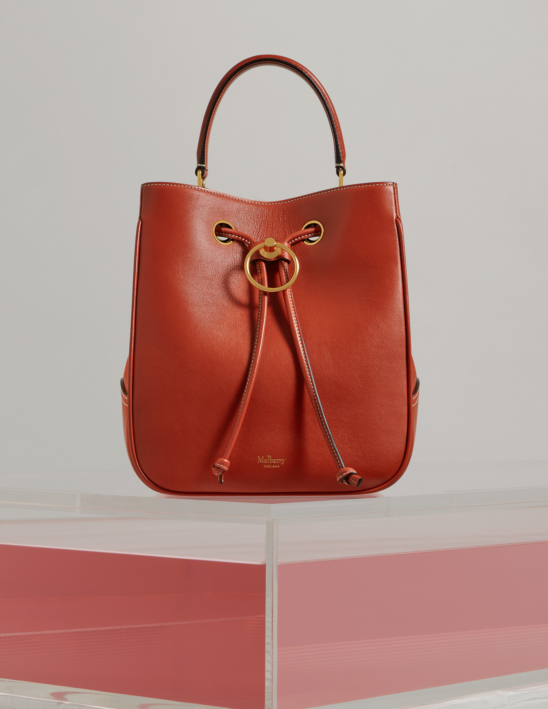 マルベリー、60年代にインスパイアされた新作バッグ「ハムステッド」が