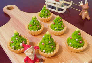 いちごタルトのクリスマスツリー ミニチュアスイーツ いちごタルトのクリスマスツリー ミニチュアスイーツ 市販のタルトで