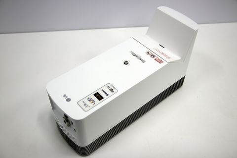 20cmの距離から120型に投射できる超短焦点プロジェクター「ProBeam」を