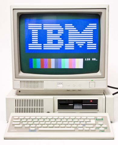 業界に多大な影響を与えた現存メーカー 互換機市場を形成したIBM-PC