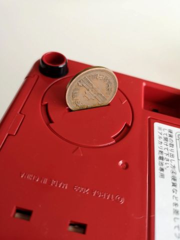 平成を偲んで公衆電話型の貯金箱を衝動買い（アスキー）