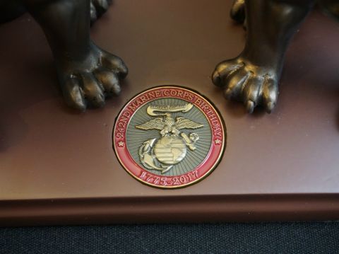 米海兵隊の記念品にブルドッグとシーサーが融合した置物がありま