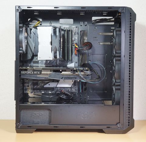 パーツを組み込みやすいFSPのPCケース「CMT520」（アスキー）