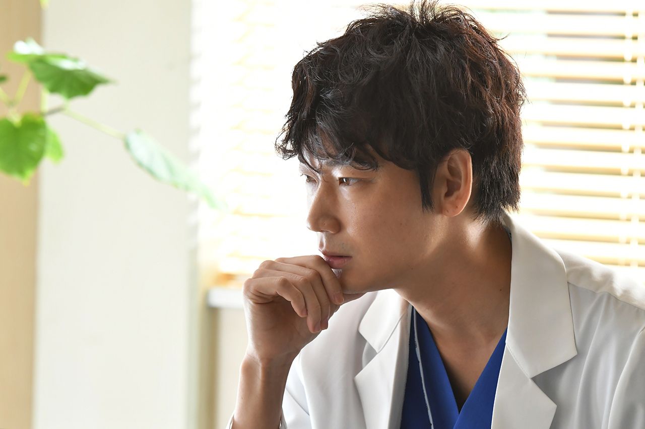 綾野剛主演『コウノドリ』、吹き替えなしのピアノ演奏で見せる