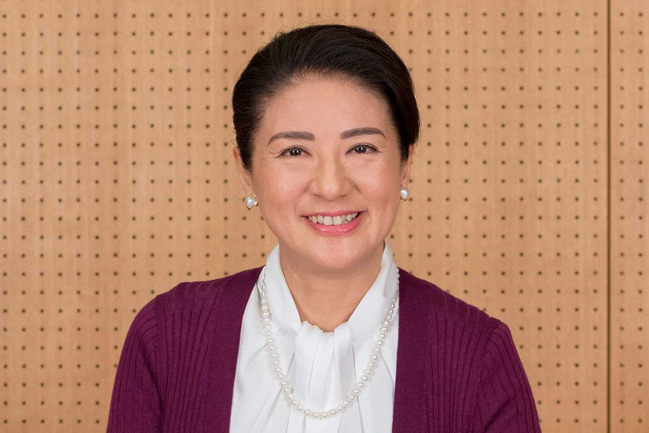 親子でエレガント」雅子さま 全国赤十字大会でのホワイトスーツ