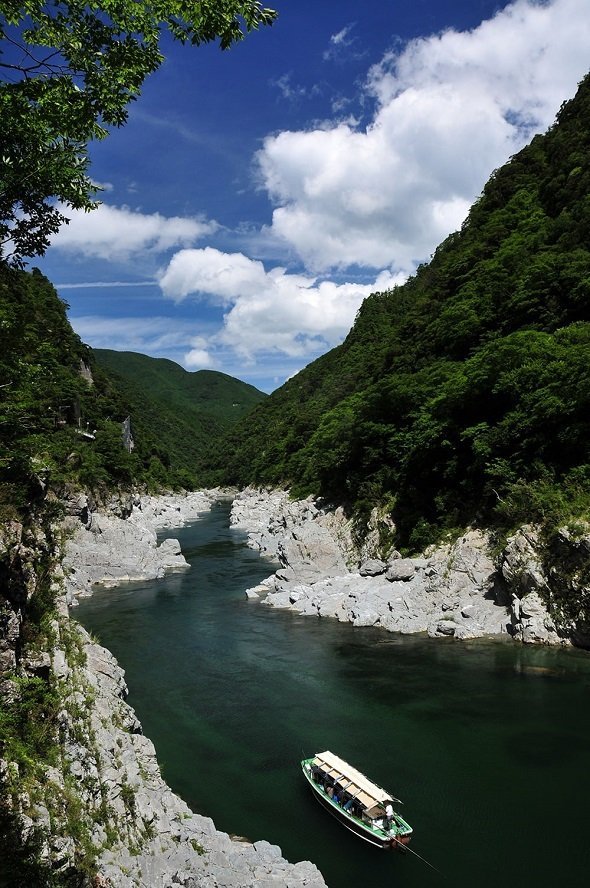 断崖絶壁に立つ「小便小僧」の謎 徳島の山奥、深さ200mの谷底に 断崖絶壁に立つ「小便小僧」の謎 徳島の山奥、深さ200mの谷底に