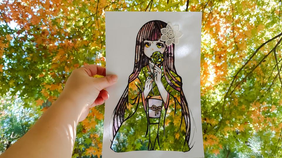 切り絵 女性と紅葉 画像3 / 22＞桜や紅葉、青空で彩る美しい「切り絵」。ステンド