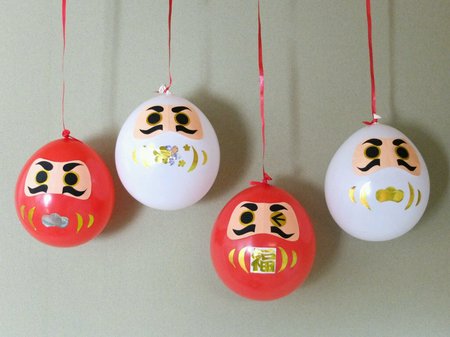 風船と折り紙で正月飾りを手作り！紅白だるまの作り方（暮らしニスタ）