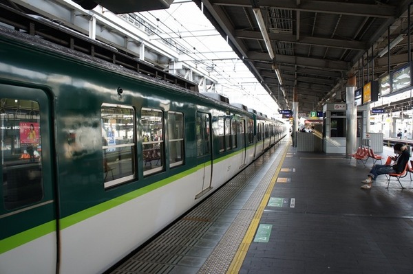 朝の平日ラッシュ時、全国でもレアな京阪電車の優先車両？（枚方つーしん）