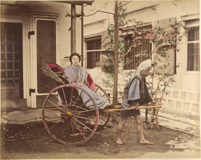 【日本の歴史／和風】人力車と着物姿の日傘の女明治時代人力車飾り 日本の歴史／和風】人力車と着物姿の日傘の女明治時代人力車飾り