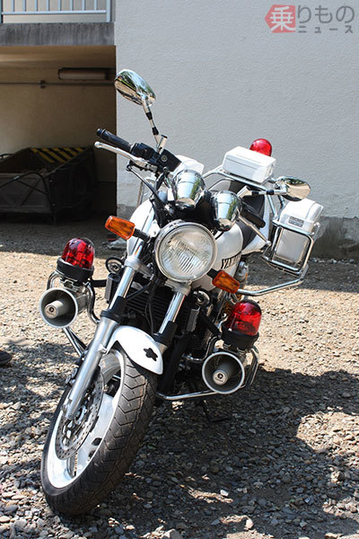日本　白バイ　装備品 AOSHIMA、警視庁ロゴ入りサイドボックスを装備した「FJR1300P