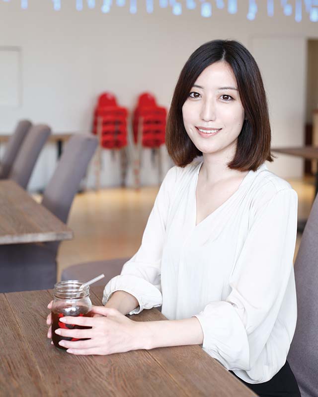 秘密を抱えた教師とイタい高校生。普通になれない2人が生きるに